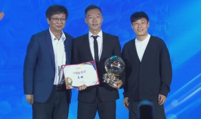 九州体育官网-吴曦获2025中国金球奖！韦世豪发动态：全黑背景+哭笑+偷感bgm